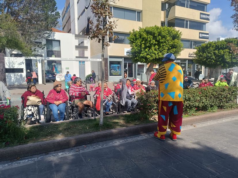 Motivated by his passion for clowning, he became the pioneer of clowns in San Luis Potosí.