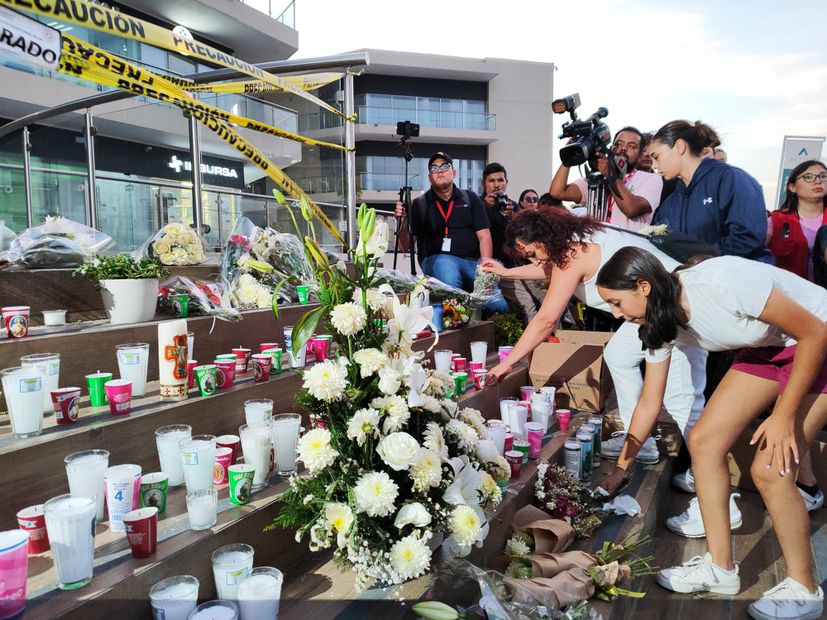 Familiares y amigos de las víctimas colocaron flores blancas y veladoras en honor a quienes perdieron la vida en plaza Alttus