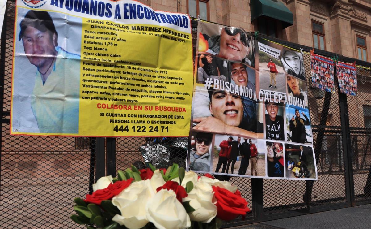 Familiares de víctimas de desaparición se manifiestan pacíficamente frente a Palacio de Gobierno de SLP