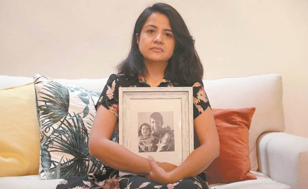 Mariana Salas, prima de Sebastián, abraza una foto de su familiar asesinado con 24 disparos dentro de la vivienda de sus abuelos. Fotos: IVÁN STEPHENS. EL UNIVERSAL