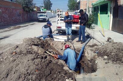 Interapas repara tubería sanitaria en El Sauzalito
