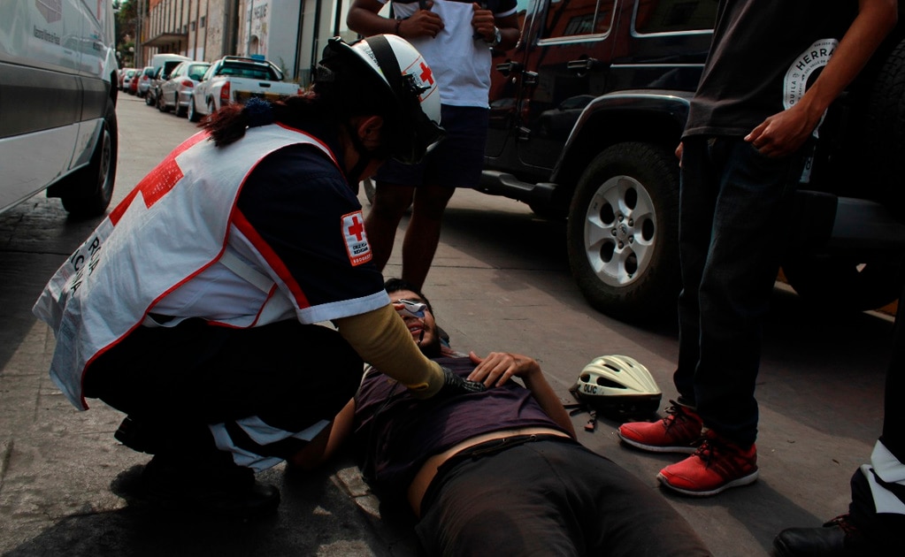 Ciclista cae a alcantarilla