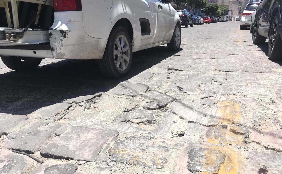 Mal estado de los adoquines en un tramo de la calle Tomasa Estevez en la capital de SLP