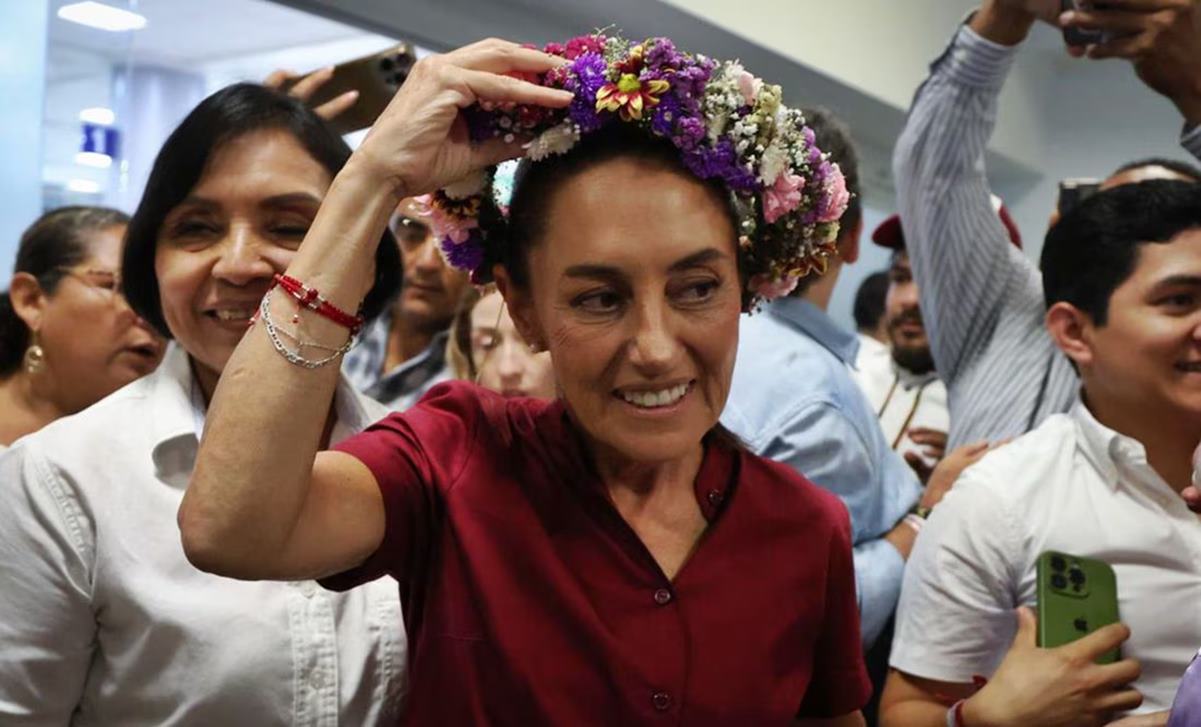 Sheinbaum fue recibida por decenas de personas en el aeropuerto de Villahermosa, Tabasco, ahí le colocaron coronas de flores y también se tomó fotografías entre sus simpatizantes. Foto: Diego Simón Sánchez / EL UNIVERSAL