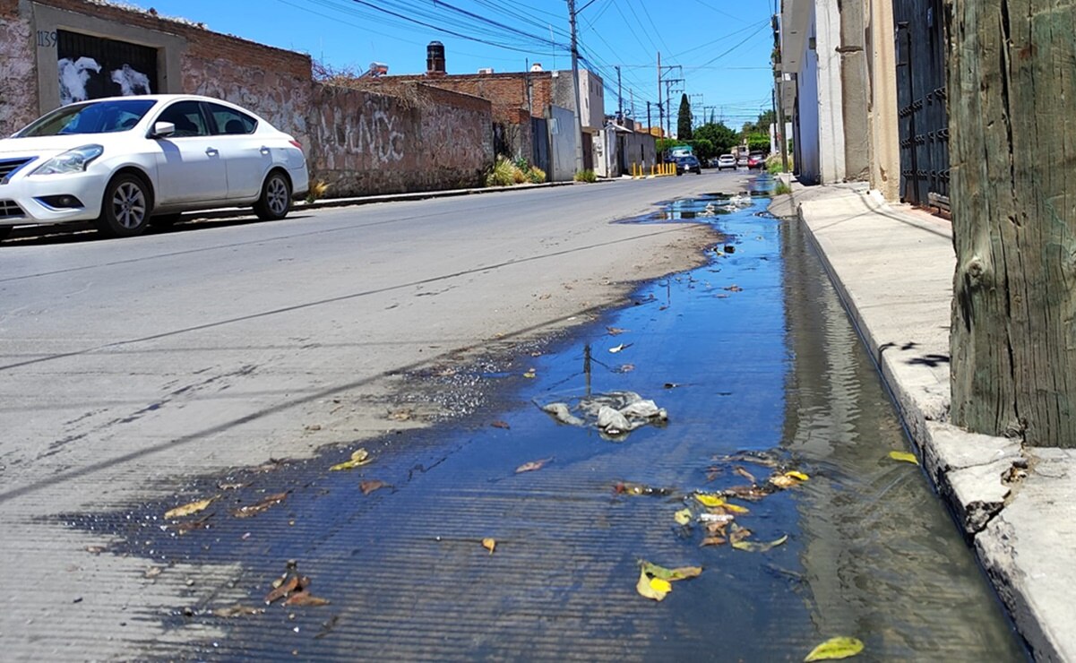 ¡Olor fétido! Vecinos de la capital de SLP viven entre aguas negras desde hace 3 semanas