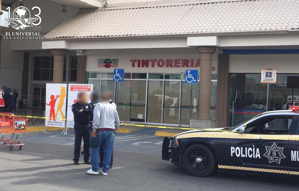 Mujer muere en tienda de autoservicio