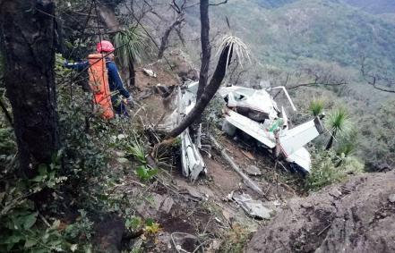 Recuperan cuerpos de víctimas en desplome de avioneta en Rioverde