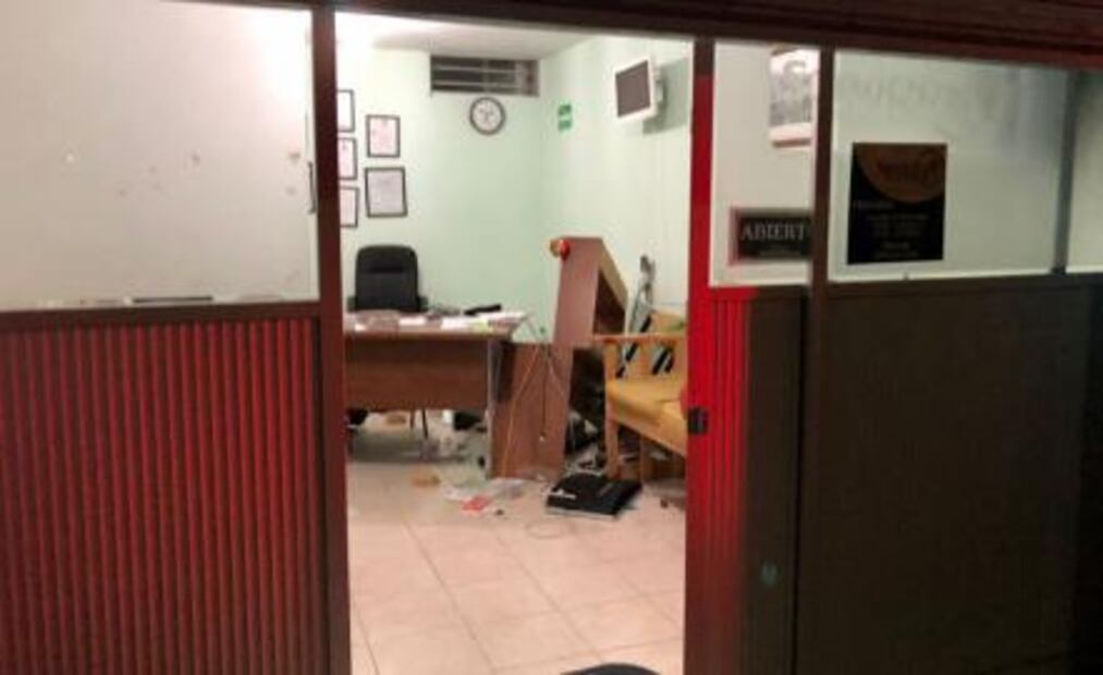 Robo con violencia en consultorio, encierran al personal 