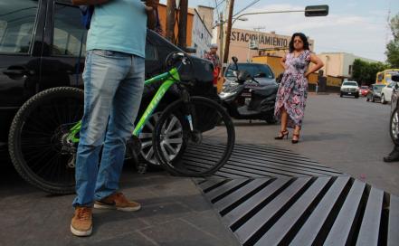 Ciclista cae a alcantarilla