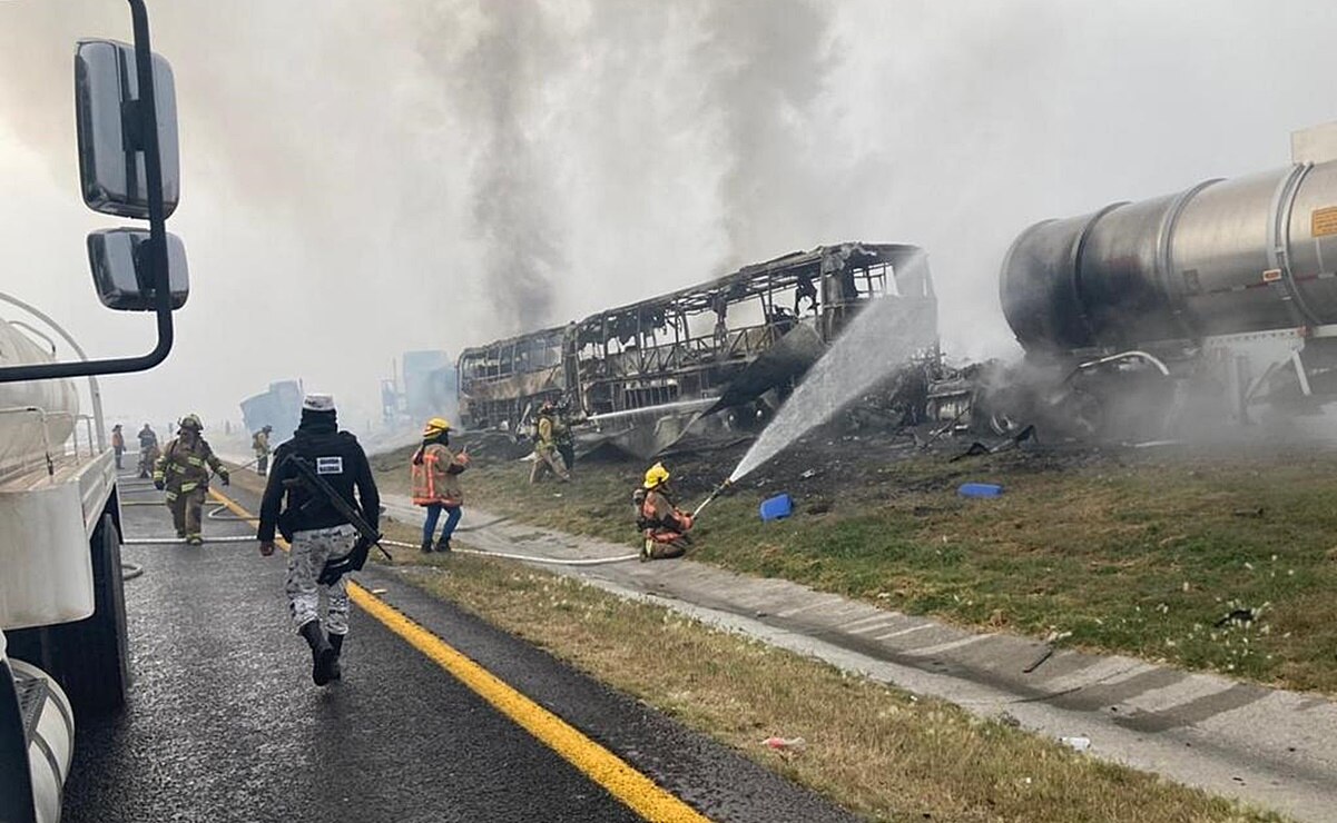 Chocan 2 autobuses de pasajeros y una pipa con azufre en la SLP-Querétaro