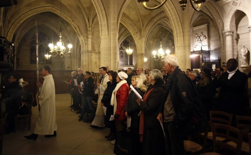 Personas en una misa de Navidad en iglesia de París, Francia (Foto: AP)