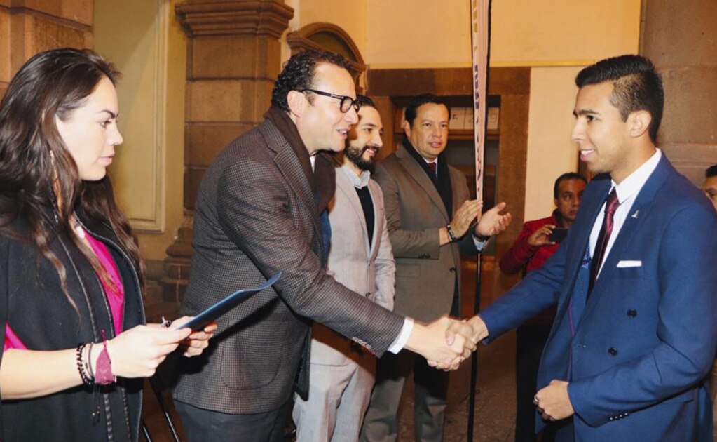 Entregan más de 60 certificados a instructores de Deporte Municipal