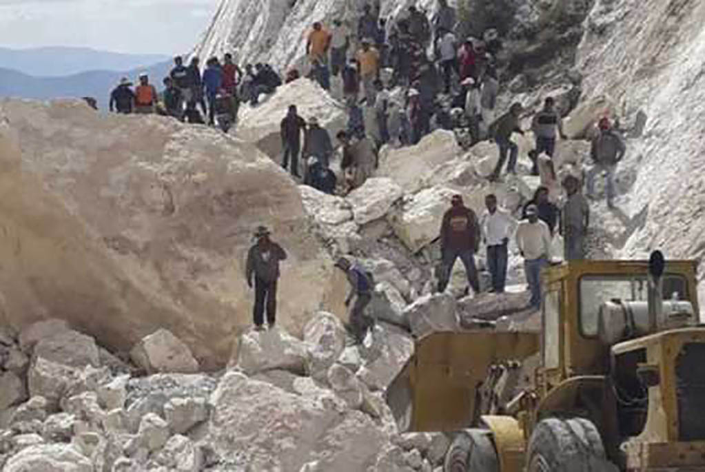 Confirman un muerto y 4 atrapados en derrumbe de mina en Hidalgo