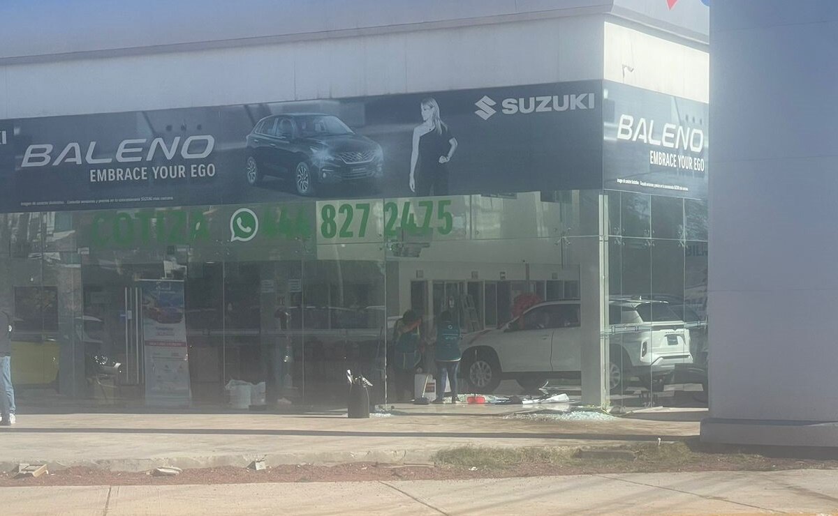 Conductora se estrella contra agencia de autos y mata a una persona  en la capital de SLP