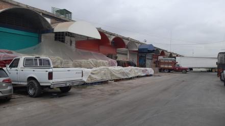 Bodegueros exigen liberación de vía pública de la Central de Abasto de SLP