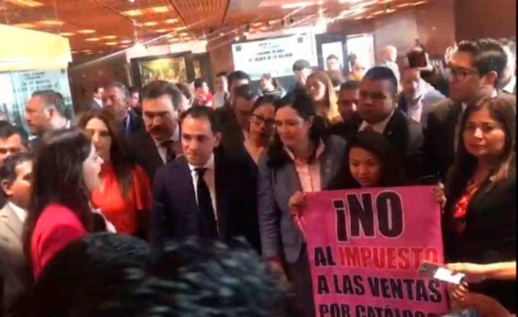 Vendedoras por catálogo encaran al secretario de Hacienda; "no al impuesto", le gritan