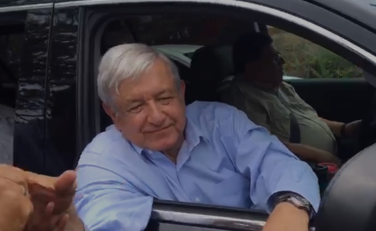 AMLO se deja querer en trayecto de Acapulco a Pinotepa Nacional 