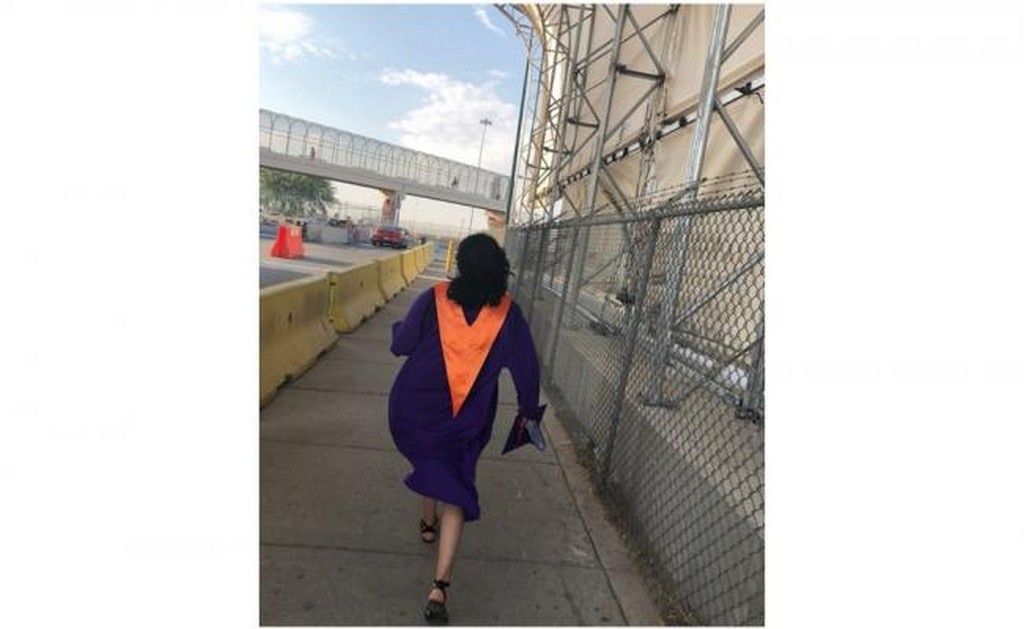 Con toga y birrete, joven cruza frontera para ver a su papá deportado a México