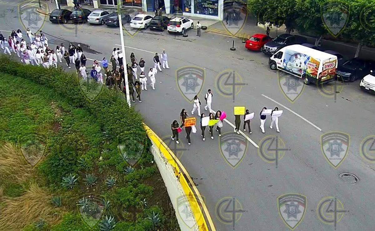 Alumnos de estomatología de la UASLP bloquean avenidas por alza de precios en servicios que ofrece la facultad