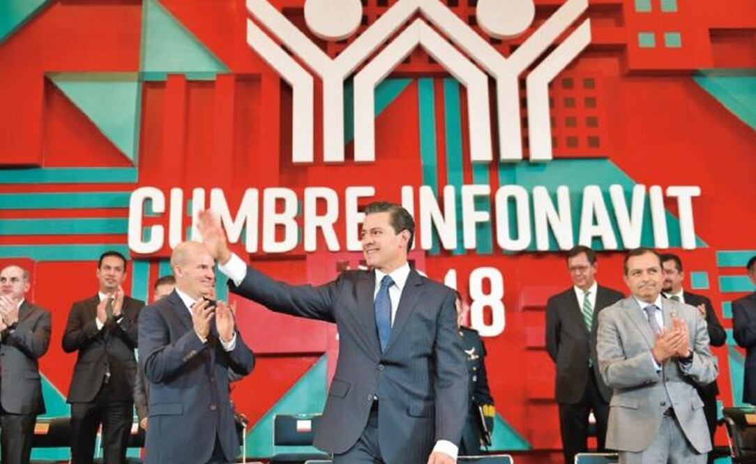 El presidente Enrique Peña Nieto encabezó la Cumbre de Financiamiento de la Vivienda Infonavit 2018 y dijo que en la nueva política nacional de vivienda se privilegia a las personas y sus familias con la construcción masiva de hogares. (PRESIDENCIA)