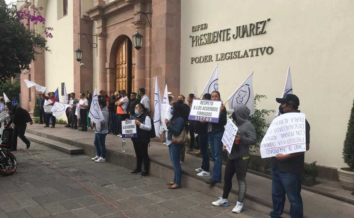 Protesta de trabajadores del Gobierno del Estado de SLP