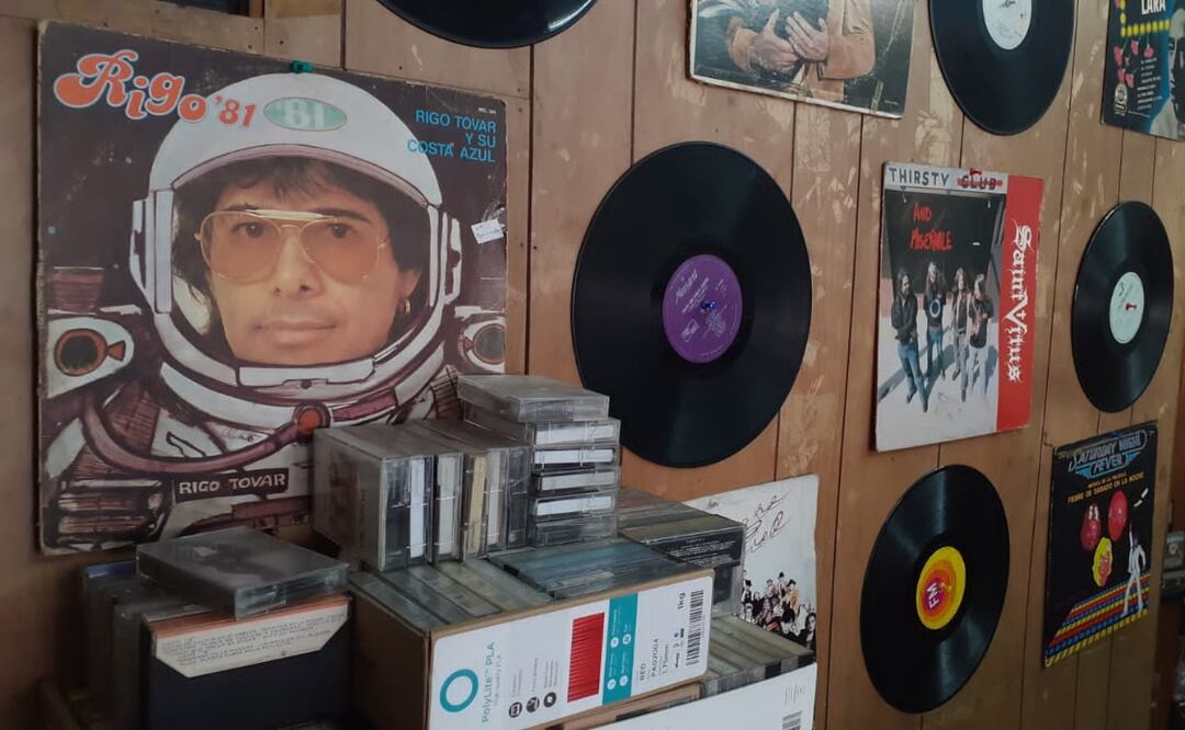 La gente aún compra discos de acetato debido a que el sonido se percibe mejor que en otros formatos. Foto: Regina Arellano