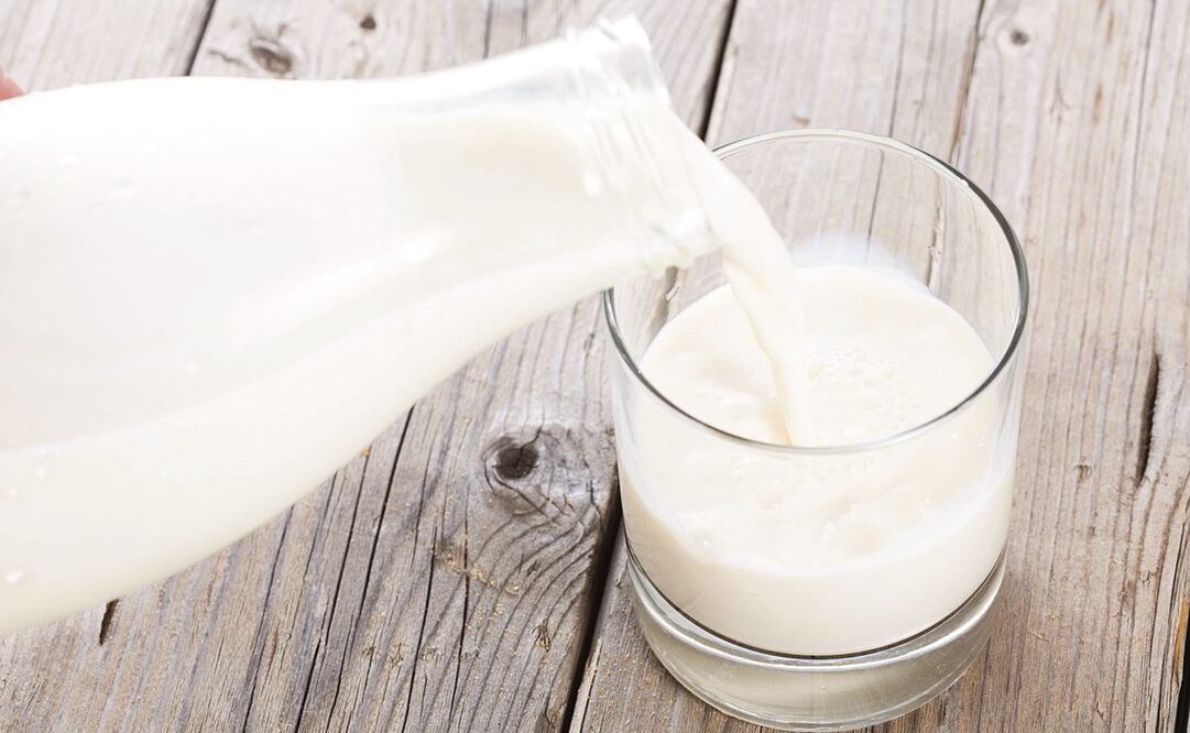 El litro de leche ya está arriba de los 24 pesos, a pesar de que el productor sugiere un costo de 22 pesos. Foto: Archivo. EL UNIVERSAL