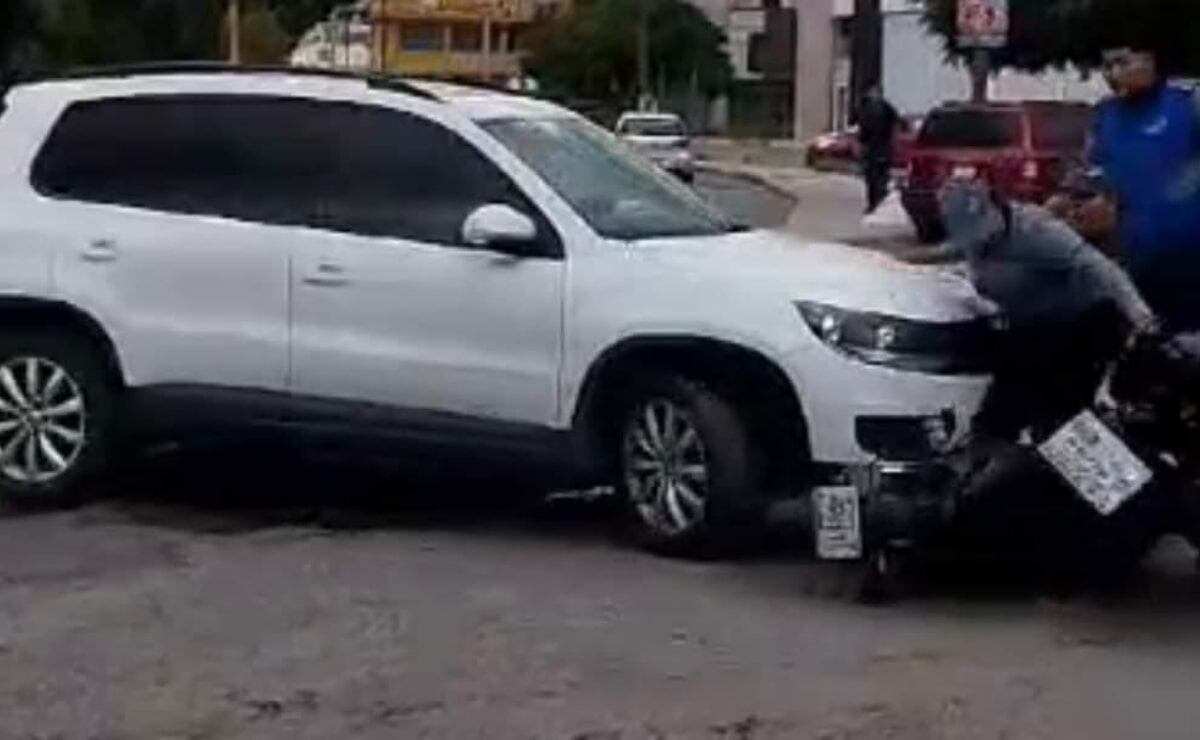 Camioneta atropella violentamente a una mujer y se da a la fuga en SLP