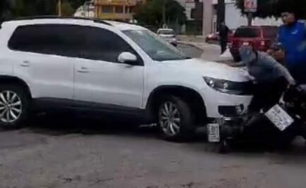 Camioneta atropella violentamente a una mujer y se da a la fuga en SLP 
