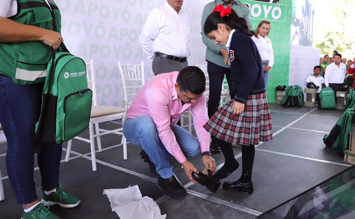 Gobierno de SLP entrega útiles escolares en Matehuala
