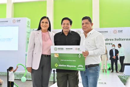 Entrega Ricardo Gallardo y Ariadna Montiel apoyos a madres solteras y adultos mayores en SLP