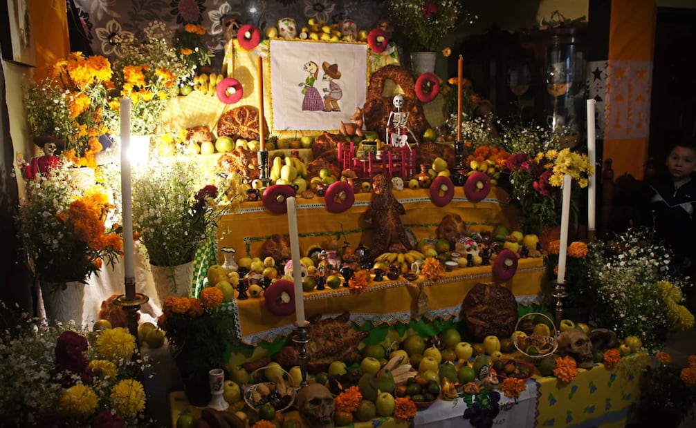 Cada elemento de la ofrenda de Día de Muertos guarda un significado entre el difunto y su paso por la vida terrenal. Foto: Instituto Nacional de los Pueblos Indígenas