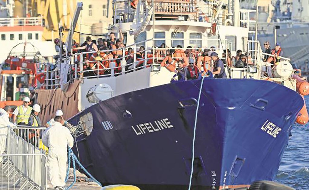 El barco de la ONG Lifeline, con unos 230 migrantes a bordo, llegó ayer al puerto de La Valeta, en Malta, después de permanecer seis días en el mar ante la negativa de Italia y Malta para recibirlos. (MATTHEW MIRABELLI. AFP)