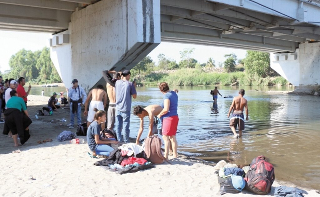 Abajo del Puente Internacional Rodolfo Robles decenas de migrantes se bañan y lavan la ropa en las aguas del río Suchiate, como el hondureño Jehovay y sus hijos, quienes huyeron de su país debido a la inseguridad. Foto: MA. DE JESÚS PETERS. EL UNIVERSAL