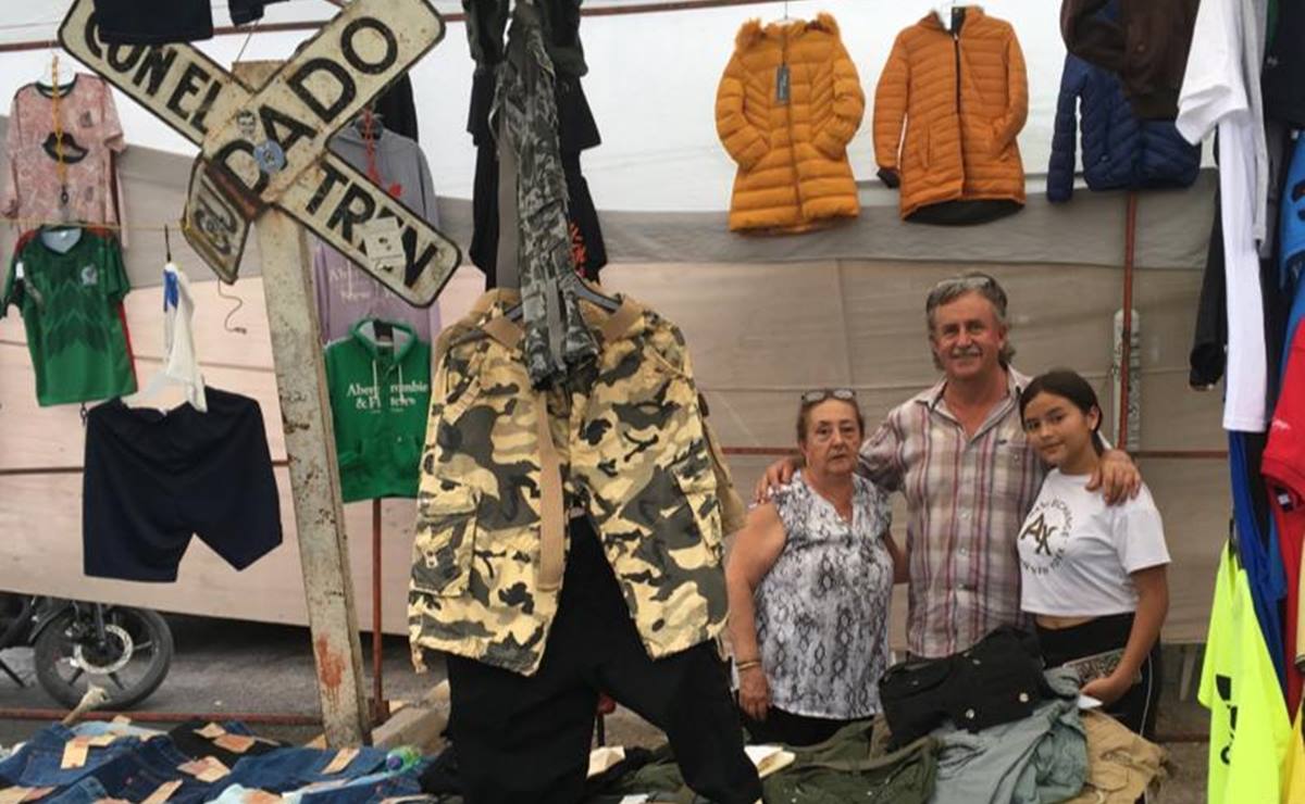 “Me voy a morir aquí, vendiendo ropa”: Así es la vida en el Tianguis de las Vías, el más largo de SLP