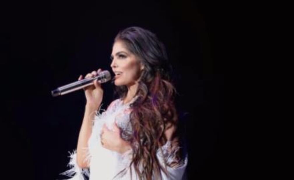 Ana Bárbara sufre tremenda caída en el escenario del Auditorio Nacional