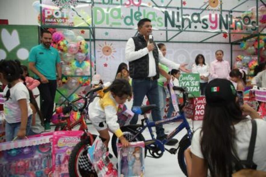 Ricardo Gallardo lleva juguetes y sonrisas a menores de la capital por el Día del Niño y la Niña 