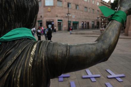 Graban nombre de Fer Morán, asesinada por su exnovio, en memorial de Plaza de Armas