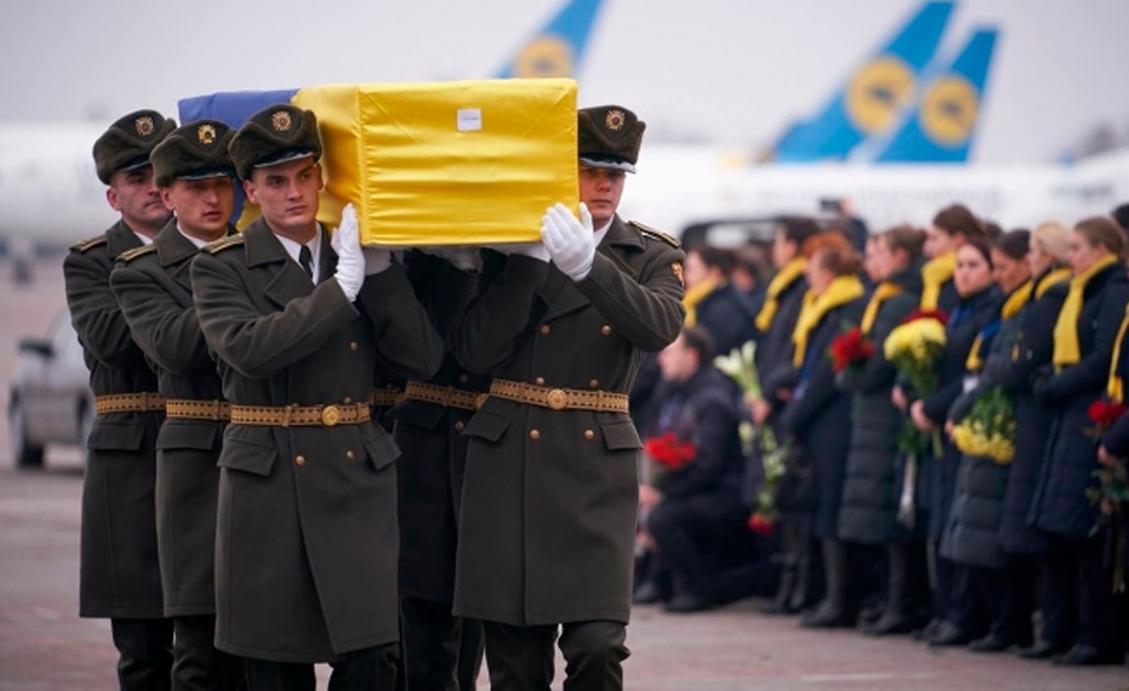 Regresan a su país los cuerpos de ucranianos muertos en accidente de avión en Irán