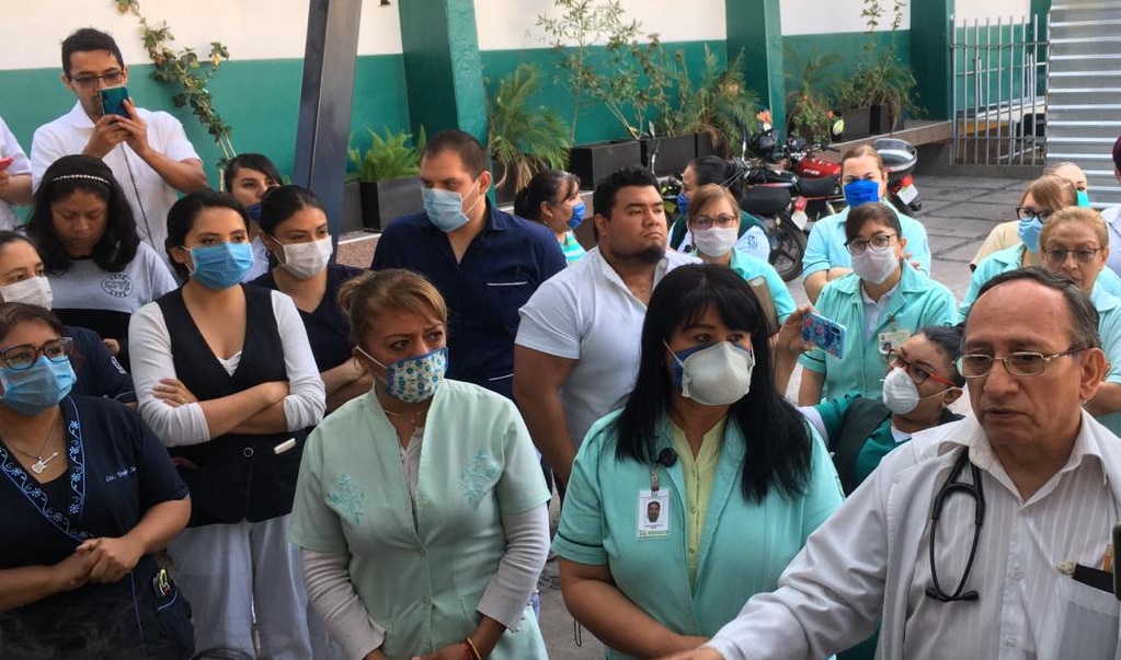 Trabajadores del IMSS se manifiestan por falta de material de protección
