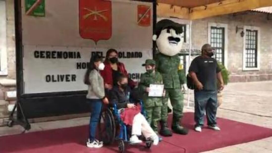Oliver, el soldado honorario del Ejército Mexicano más joven, apenas tiene 10 años