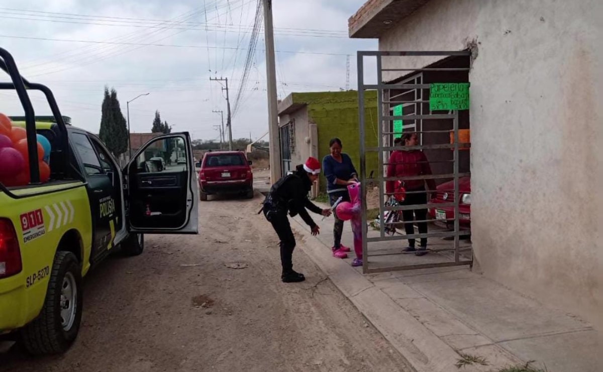 Con gorritos navideños y uniforme, policías reparten juguetes y despensas a familias potosinas