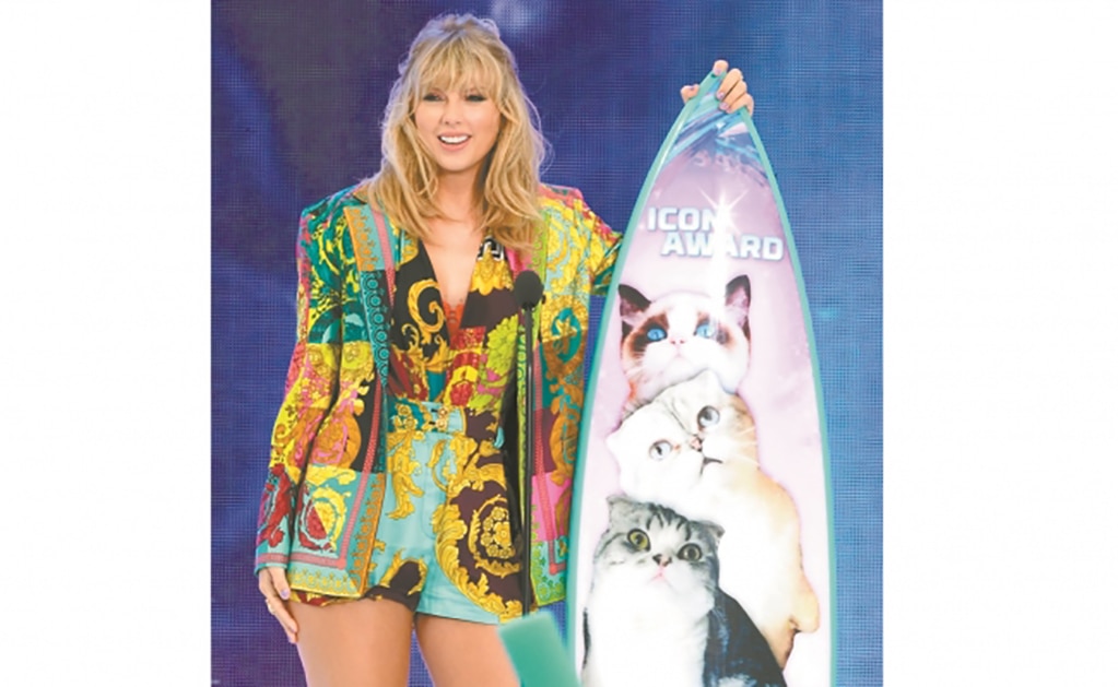 Teen Choice Awards dividen triunfos