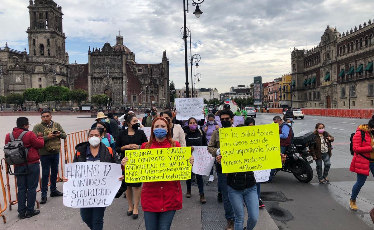 Protestan médicos de SLP frente a Palacio Nacional; denuncian despidos y recorte al salario. Foto: Especiales
