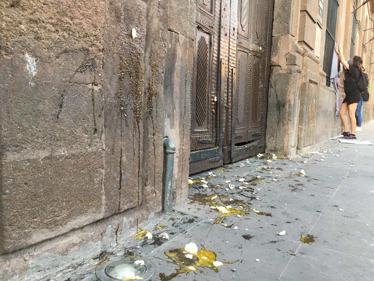 Feministas lanzan huevos contra sede de la UASLP