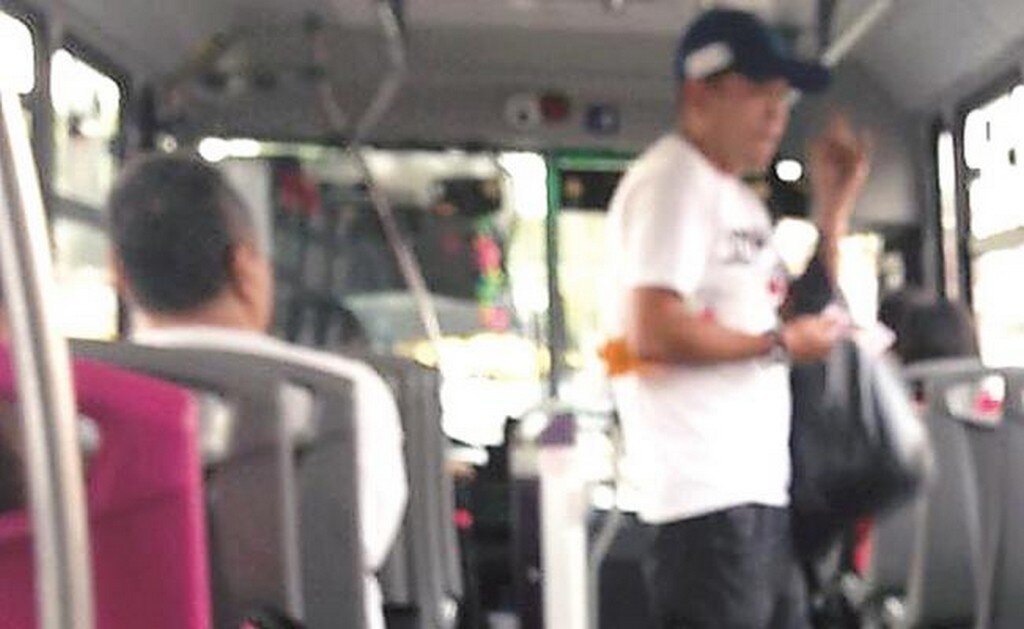 "No quiero asaltarlos", amaga joven en autobús