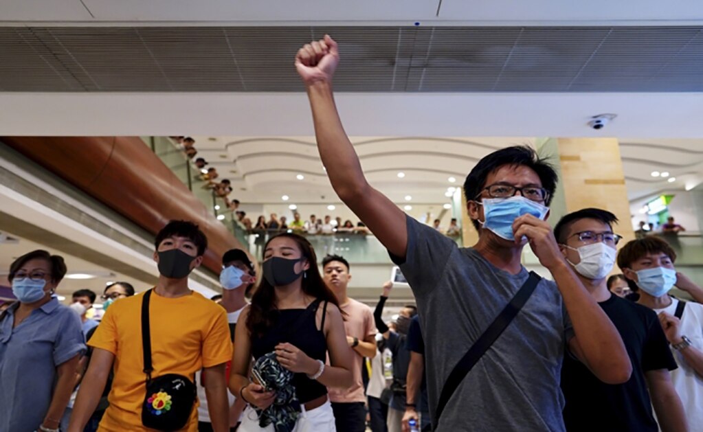 Protestan manifestantes en centros comerciales de Hong Kong al no poder ir al aeropuerto