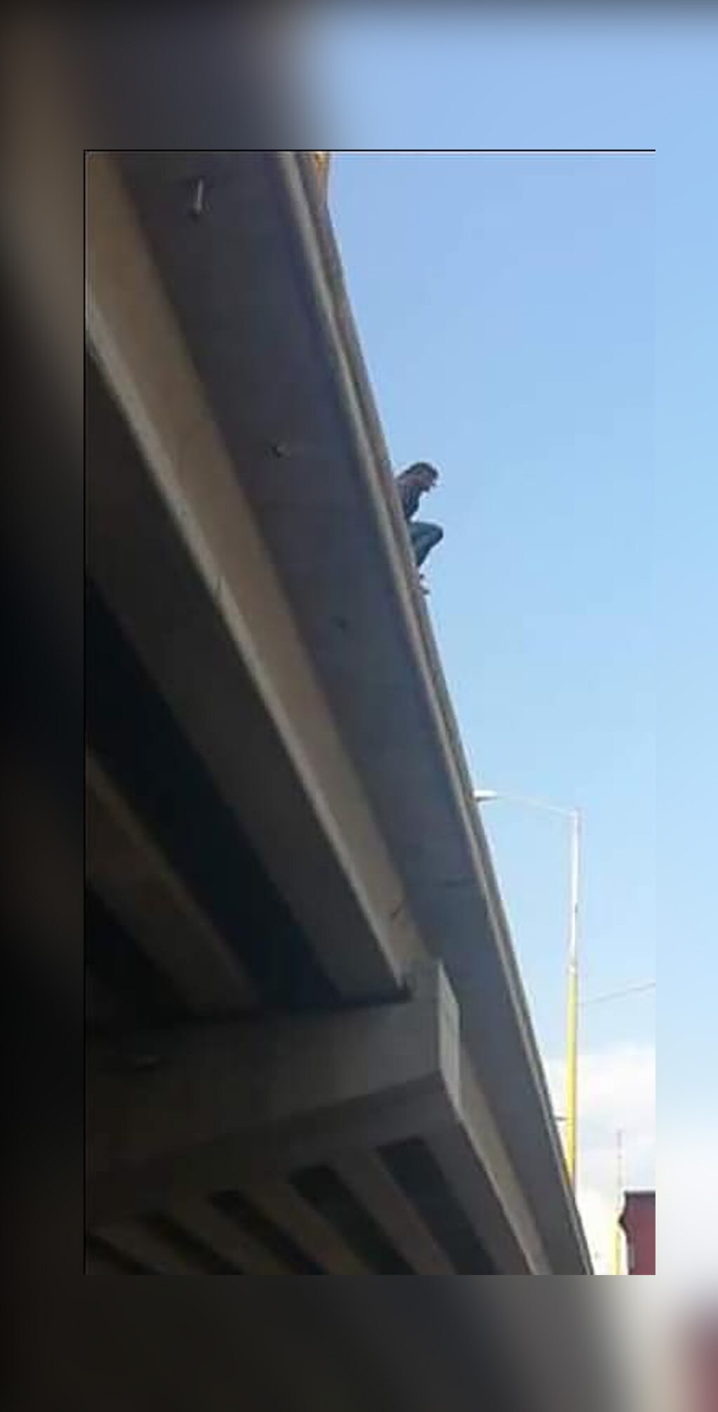 Policías evitan suicidio de una joven