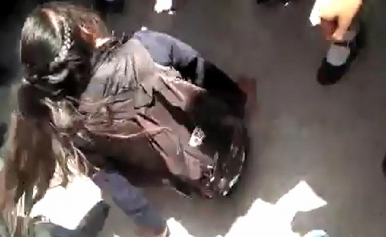 Mamá golpea a compañera de su hija en secundaria