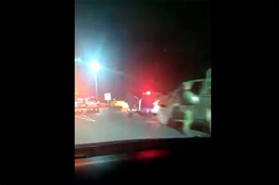 Balean vehículo en distribuidor Juárez